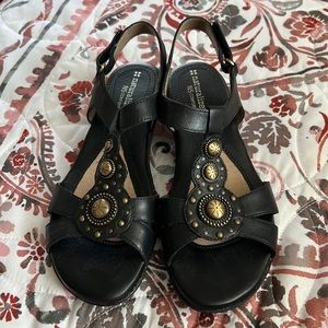Never worn Naturalizer sandals